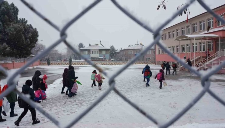 Erzincan güne karla uyandı