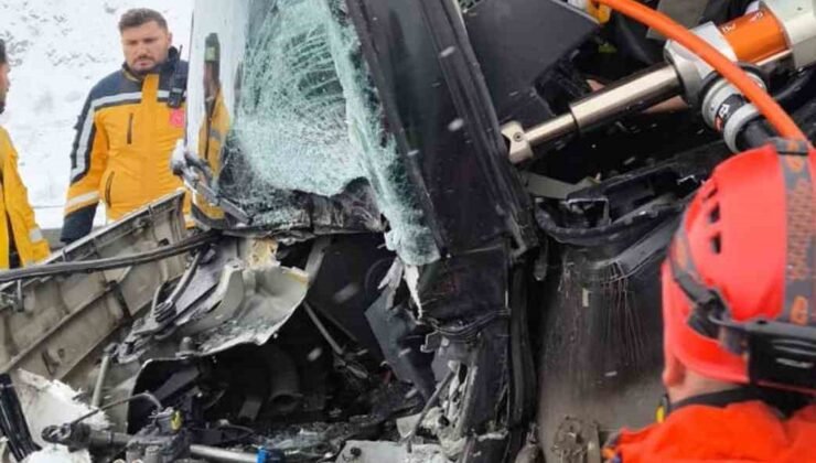 Erzincan’da yolcu otobüsü tıra çarptı: 3 yaralı