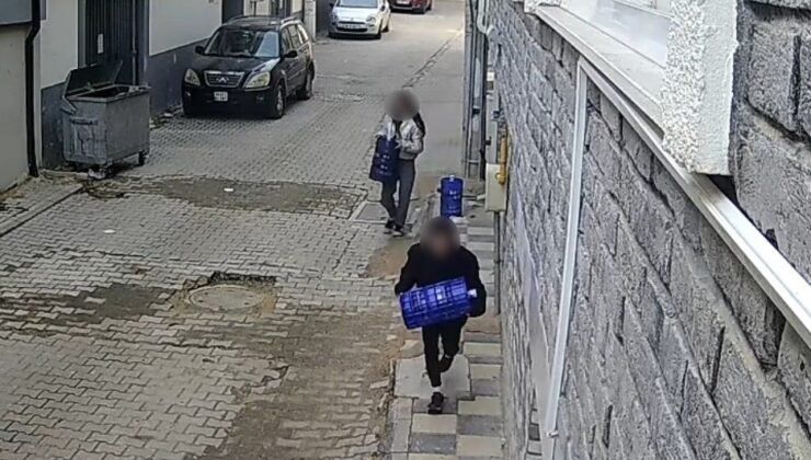 Eskişehir’de 2 çocuk apartman önündeki damacanaları çaldı