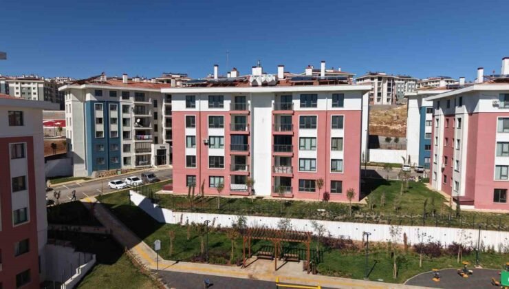 Evlerine geçen Adıyamanlı depremzedeler: “Bakan Murat Kurum, her zaman yanımızda”
