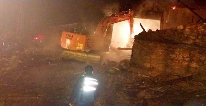 Feke’de ev yangını: bir ev kül oldu, lojman zarar gördü