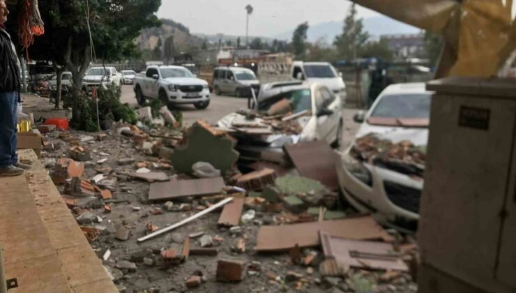 Fırtınanın etkisiyle yıkılan duvar 3 otomobile ve 1 motosiklet zarar verdi