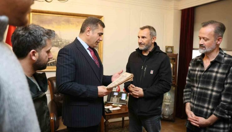 Gazeteciler, Düzce’nin il olduğu günün Resmi Gazetesi’ni Vali Aslan’a hediye etti