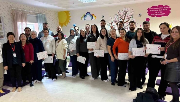 Gebe Okulu’nu tamamlayan anne adaylarına katılım belgesi