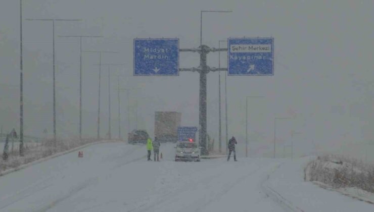 Gercüş’te Ayrancı geçidi kar nedeniyle ulaşıma kapandı