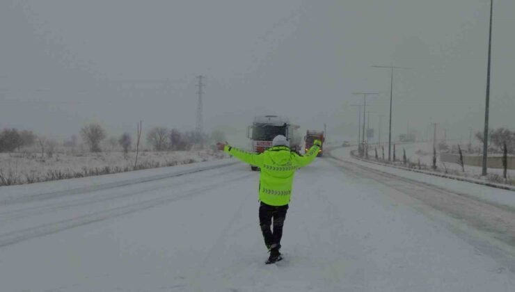 Gercüş’te karda kalan arabaların imdadına polis yetişti