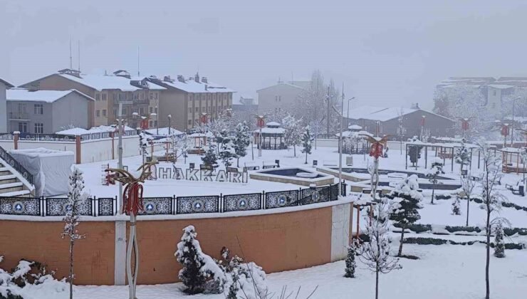 Hakkari’de kar yağışı kartpostallık manzaralar oluşturdu