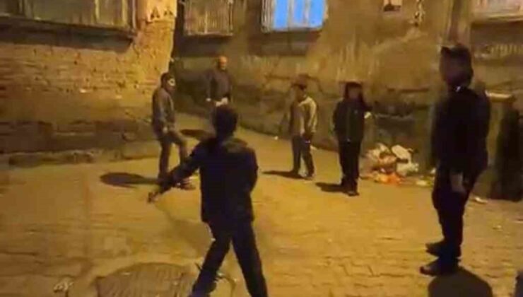 Hendek ve çatışmalarla gündeme gelen Sur’da polis ve çocuklar gece saatlerinde top oynadı