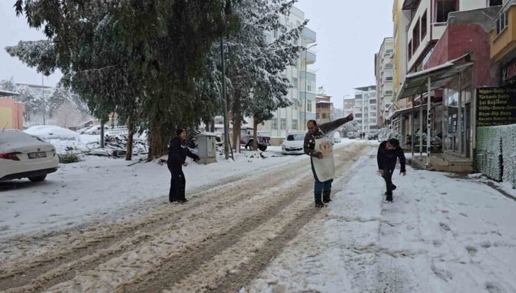İslahiye’de kar etkili oluyor