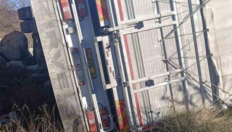 Isparta’da kontrolden çıkan kamyon şarampole devrildi, sürücü yaralandı