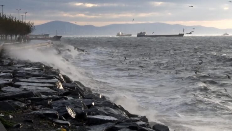 İstanbul’da fırtına etkili oluyor: Dalgalar sahili dövdü