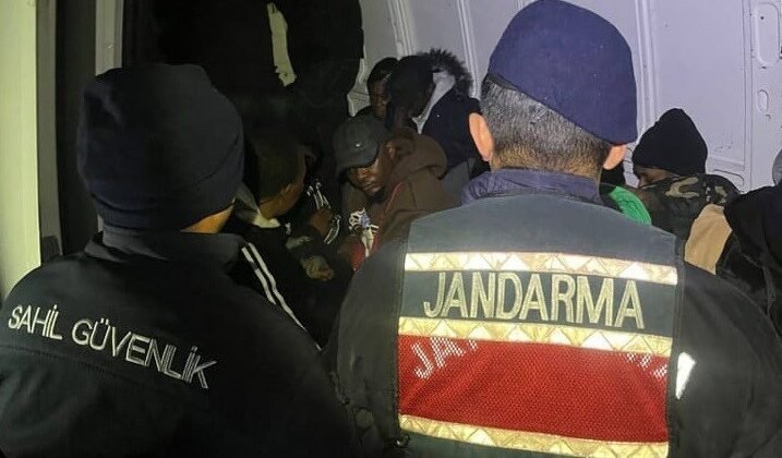 İzmir’de 27 düzensiz göçmen ve 4 göçmen kaçakçısı yakalandı