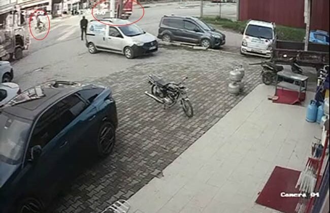 İzmir’de feci kaza kamerada: Lise öğrencisi genç yaşam mücadelesi veriyor