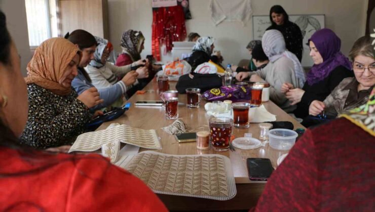 Kadınların el emeğiyle ürettikleri tel kırma şal ve çantalar yoğun ilgi görüyor