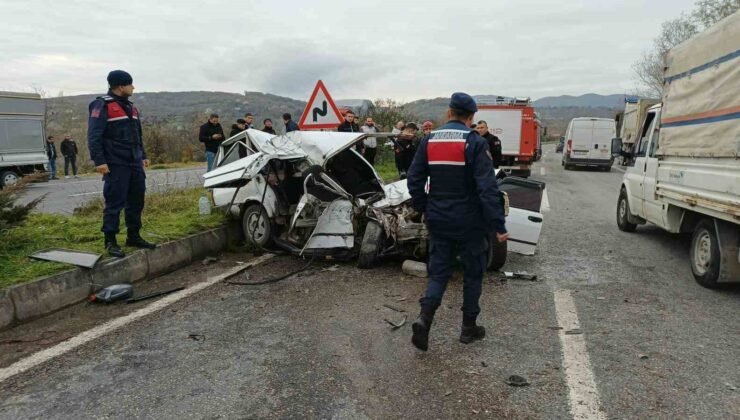 Kamyona çarpan otomobil hurdaya döndü: 1 ölü, 2 yaralı
