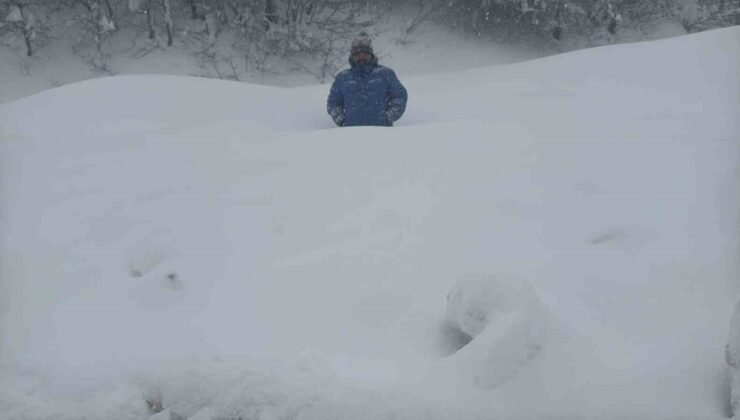 Karabük-Bartın yolunda kar kalınlığı 1,5 metreyi aştı