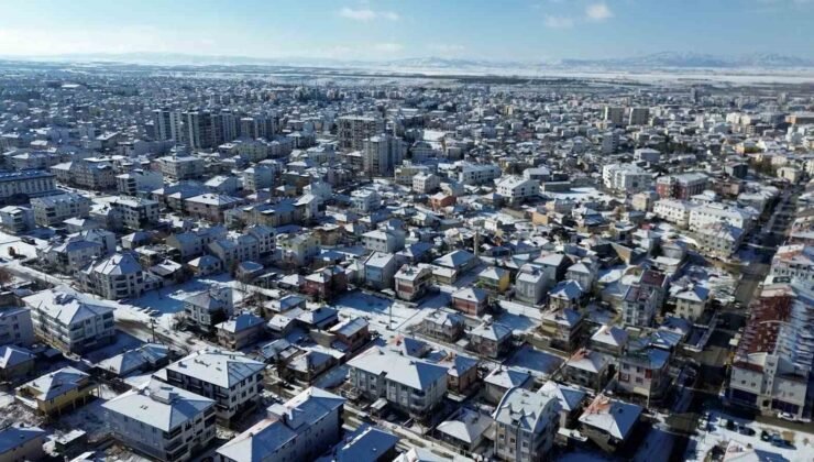 Karaman, mevsimin ilk karıyla beyaza büründü