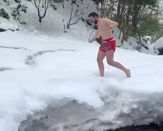 Karda şortla gezip şelale altında antrenman yaptı