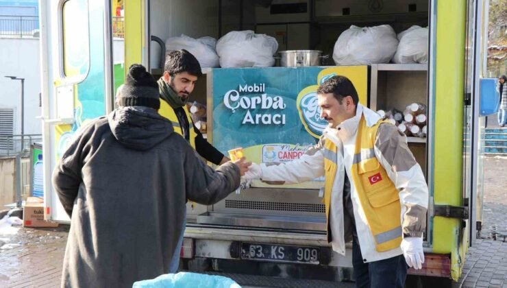 Karlı havada sıcak çorba ikramı