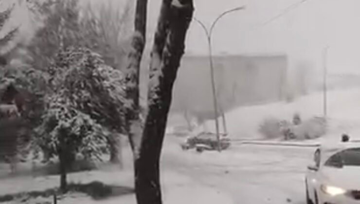 Karlı yolda kontrolden çıkan otomobilin kaza anı kamerada