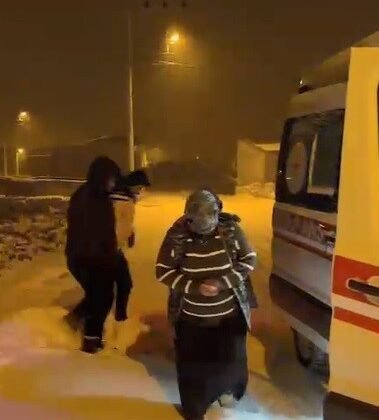 Kars’ta kar engelini aşan sağlık ekipleri hasta vatandaş için seferber oldu