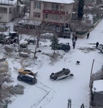 Kayan araç park halindeki aracı devirdi: O anlar kamerada