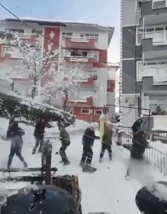 Kaydıkları alanı temizlemeye gelen iş makinesine kartoplarıyla karşılık verdiler