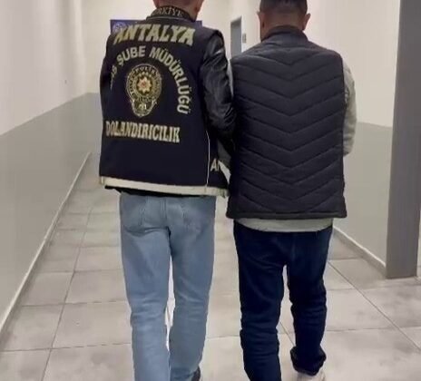 Kendisini polis olarak tanıtan dolandırıcı tutuklandı