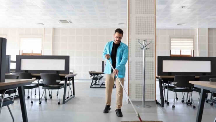 Kütüphanede memur, amfide tıp öğrencisi