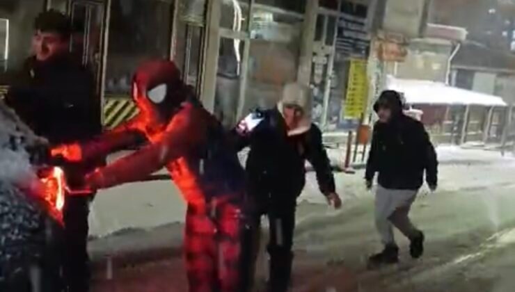 Mahsur kalan sürücüye örümcek adam desteği