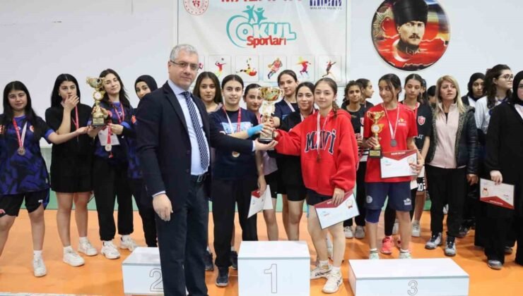 Malatya’da badminton ve futsal il şampiyonları kupalarını aldı