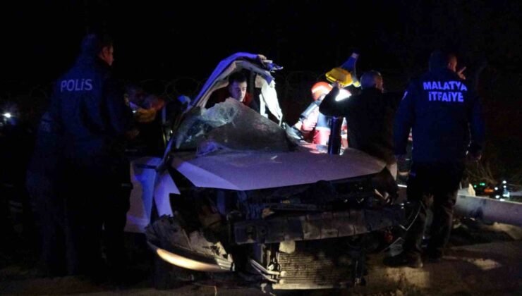 Malatya’da trambüs direğine çarpan araç kağıt gibi dağıldı: 1’i ağır 2 yaralı