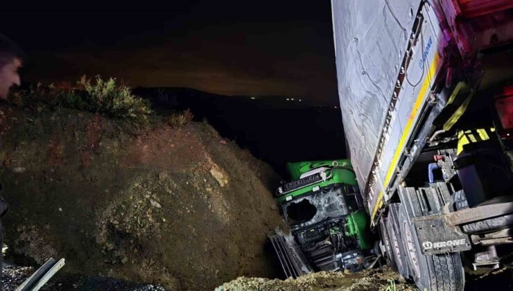 Manavgat’ta şarampole devrilen tırın sürücüsü ağır yaralandı
