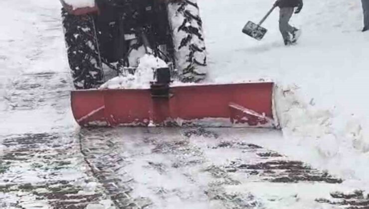 Mazıdağı’nda traktörlerin arkasına bağlanan aparatlarla kar temizleme çalışması yaptılar