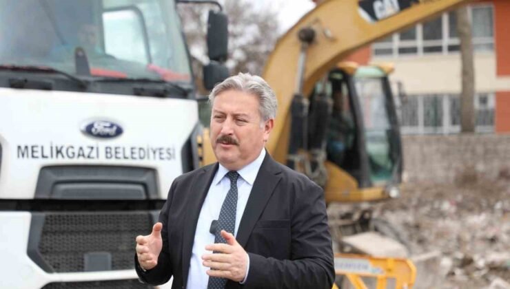 Melikgazi Belediyesi ilçedeki metruk yapıların yıkımına devam ediyor