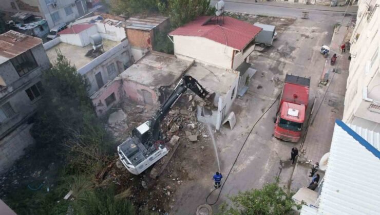 Mersin’de ağır hasarlı bina kontrollü şekilde yıkıldı