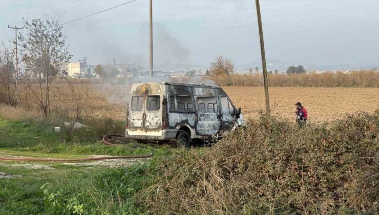Mersin’de minibüs yangını