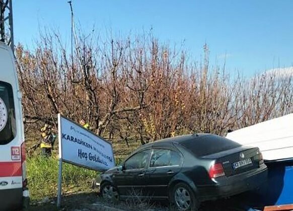 Mersin’de otomobil otobüs durağına çarptı: 2 yaralı