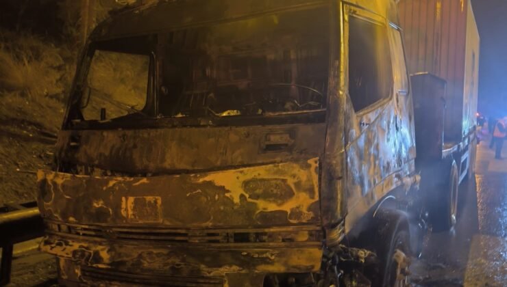 Mersin’de tır yanarak kullanılamaz hale geldi