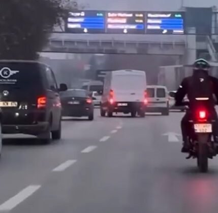 Minibüs sürücüsü makas atarak trafiği tehlikeye düşürdü