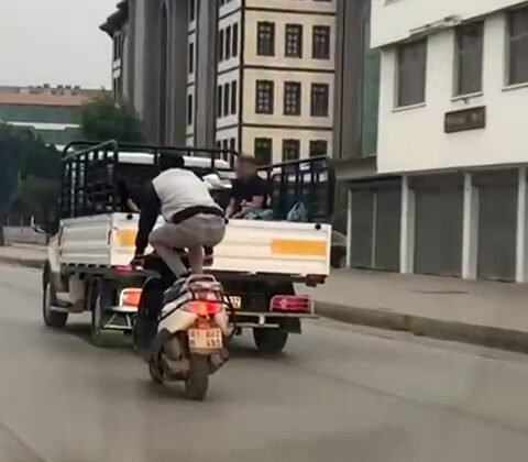 Motosikleti önce çömelerek, sonra yatarak sürdü