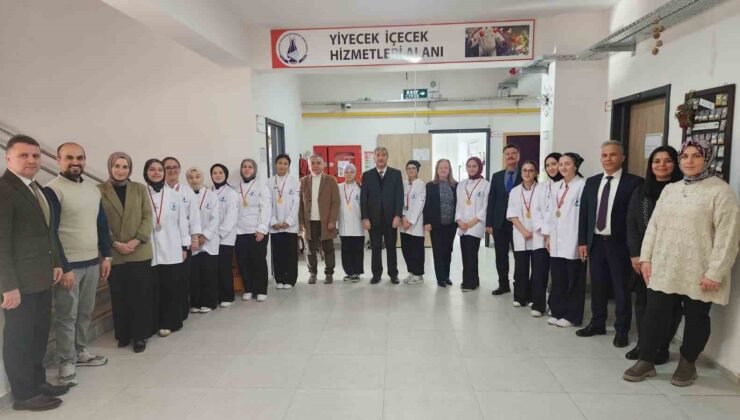 Müdür Yılmaz, uluslararası yemek yarışmasında dereceye giren öğrencileri ziyaret etti