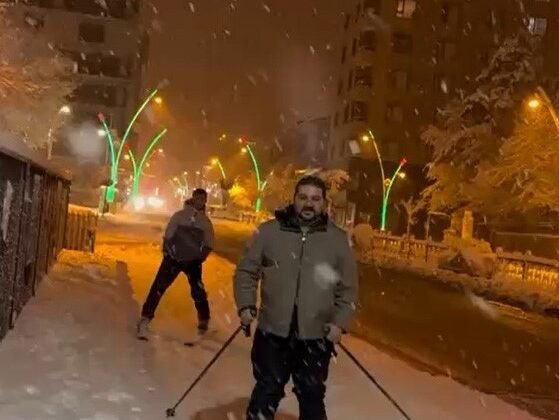 Muş’ta kar eğlenceye dönüştü: İstasyon Caddesi’nde kayak keyfi