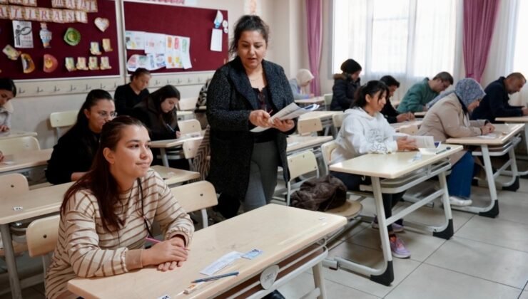 Öğrenciler dışarıda, veliler sınavda