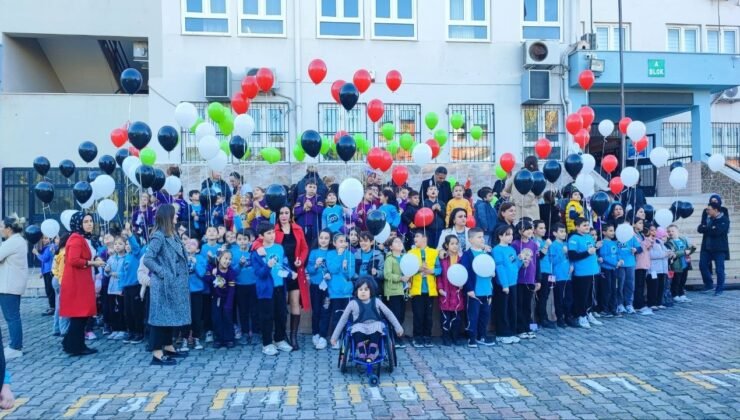 Öğrenciler Gazzeli çocuklar için balonları gökyüzüne bıraktı