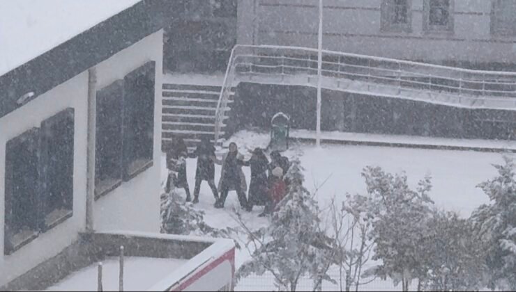 Öğrenciler karın keyfini okul hoparlöründen çalınan oyun havasıyla çıkardı