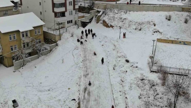 Okullar tatil edildi, çocuklar karda doyasıya eğlendi