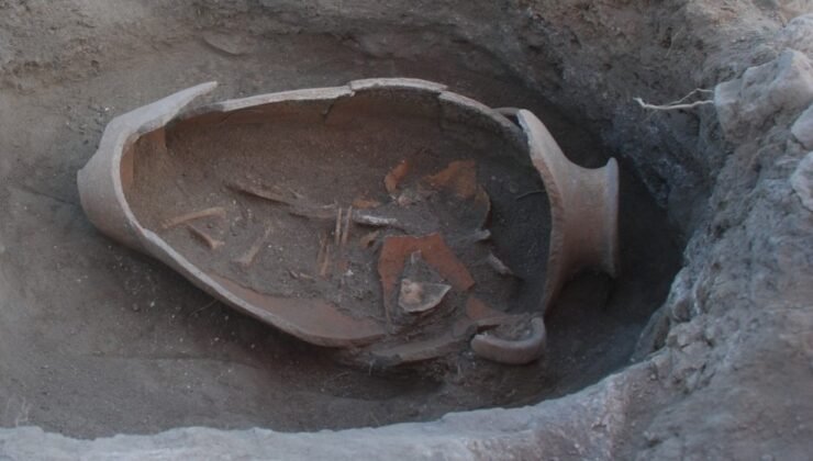Oluz Höyük’te Fenikelilerin izine rastlandı: İnsan başlı cam boncuklar ve küpten bebek mezarları bulundu