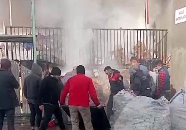 Osmaniye’de geri dönüşüm tesisinde yangın korkuttu