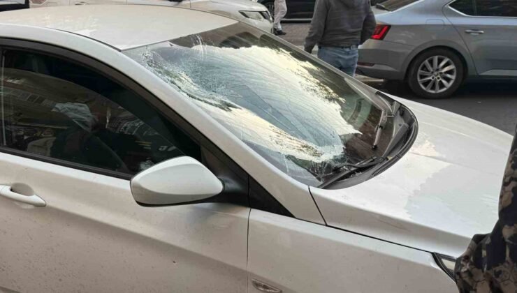 Otomobilin çarptığı yaya ağır yaralandı, sürücüler birbirlerinin üstüne yürüdü